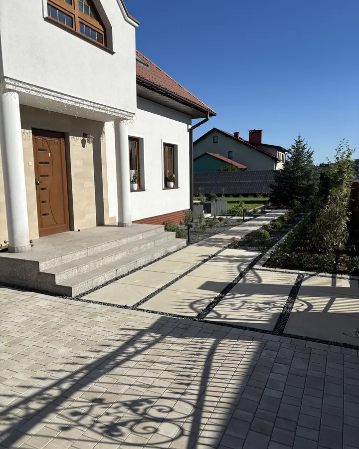 Wejście do domu z nową nawierzchnią i rabatami – realizacja Komfortowe Ogrody