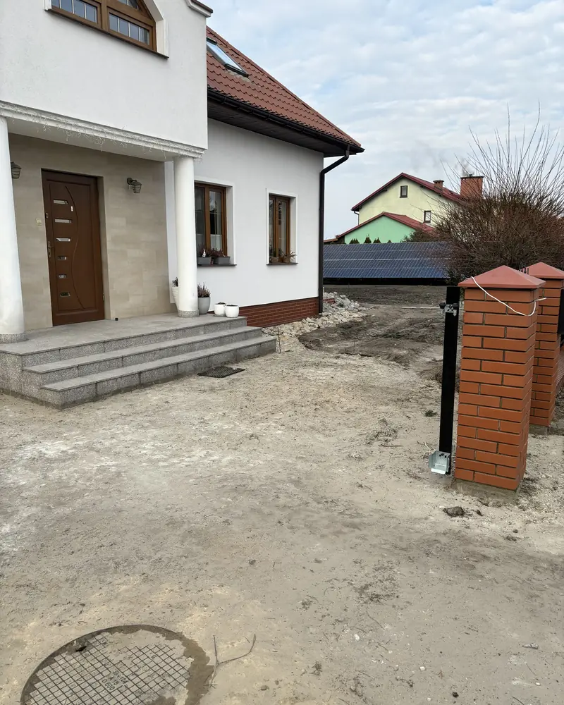 Front domu z nawierzchnią i rabatami – przed realizacją