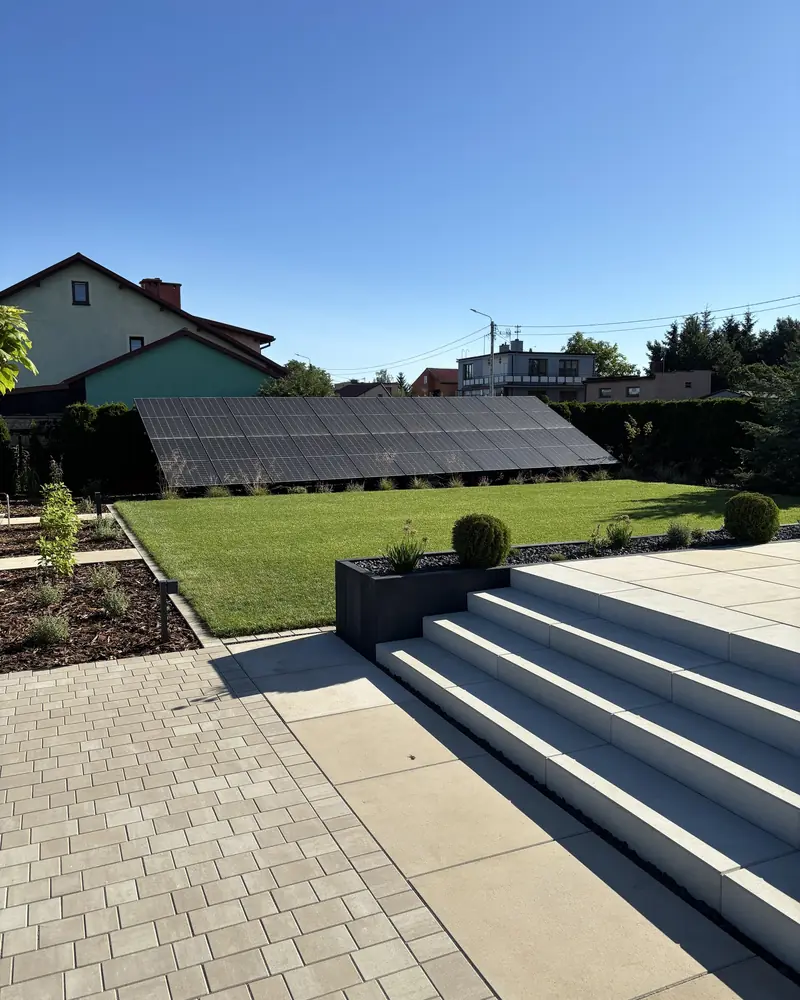 Ogród ze schodami i tarasem – po realizacji