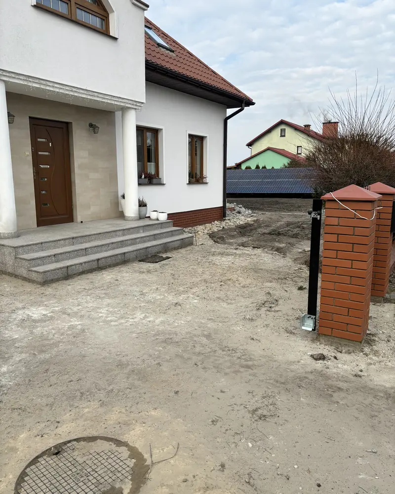Wejście do domu ze ścieżką z płyt – przed realizacją